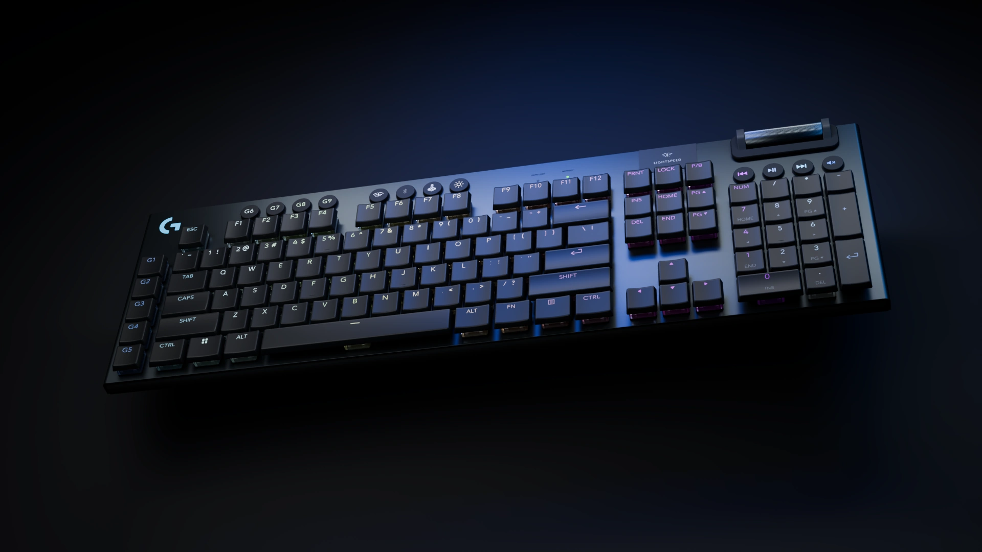 G915 X completo em perspectiva, com luz azul suave ao fundo.